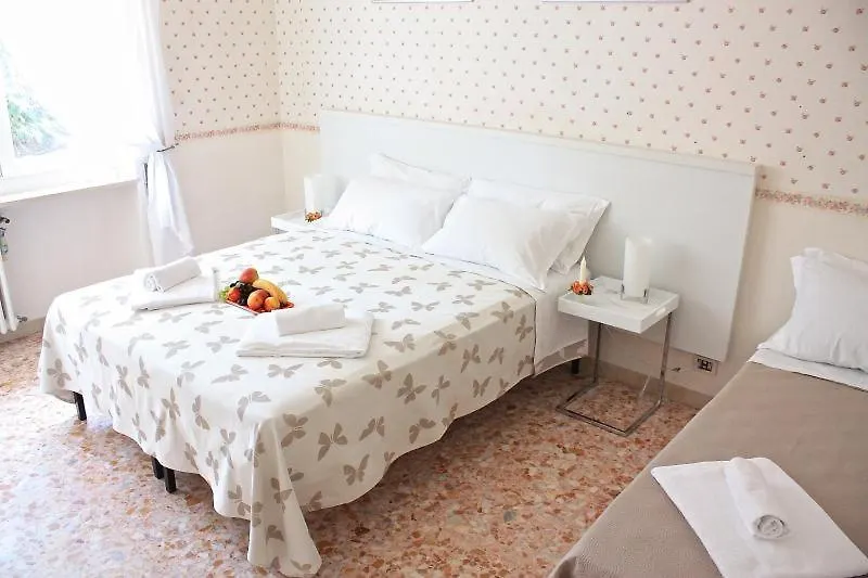 Apartment At Colosseo With Terrace Overlooking The Garden By Lyon Rome