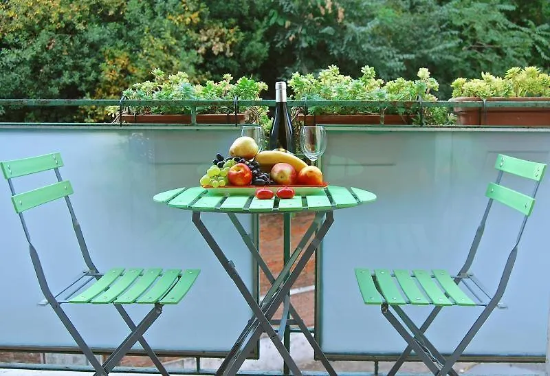 Apartment At Colosseo With Terrace Overlooking The Garden By Lyon Roma