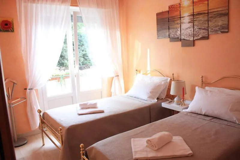 Apartment At Colosseo With Terrace Overlooking The Garden By Lyon Roma Italia